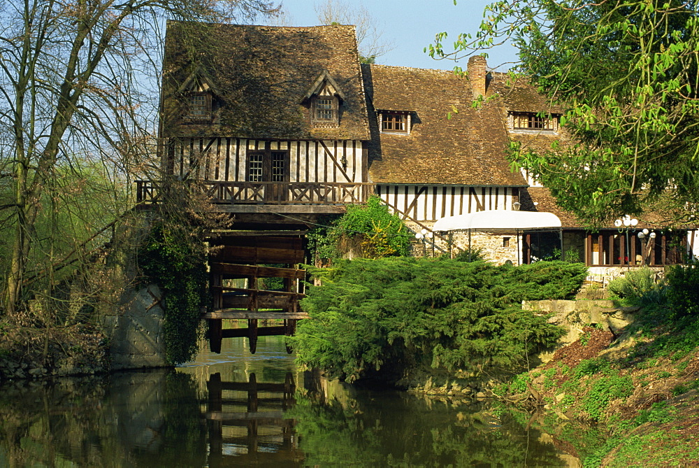 Water mill on quiet stretch of the River Seine, Ande, Eure, Haute Normandie (Normandy), France, Europe