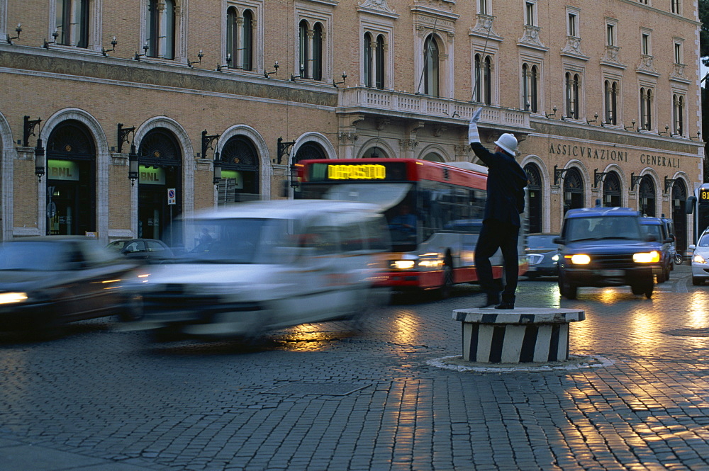 Policeman in traffic duty in rush hour, Piazza Venezia, Rome, Lazio, Italy, Europe