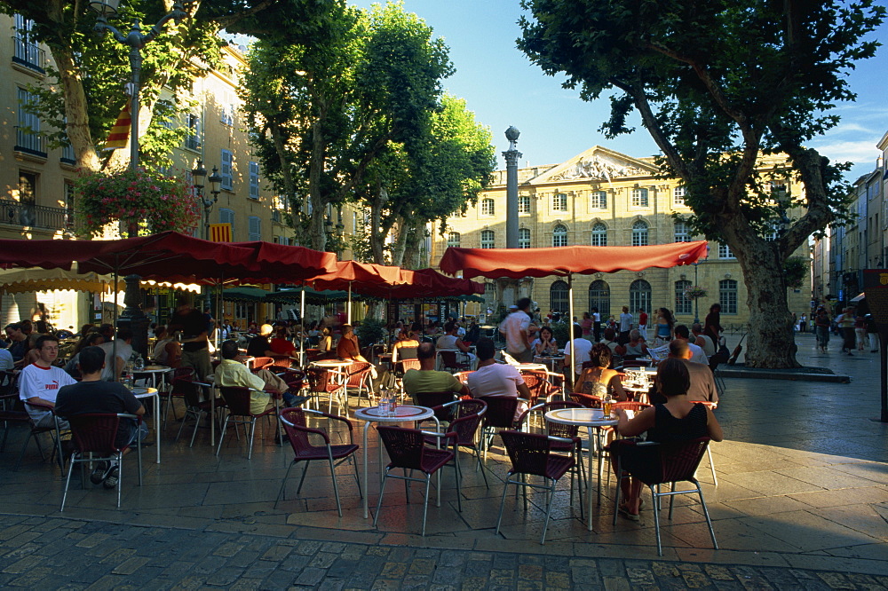 Pavement cafe in the Place de l'Hotel de Ville, Aix-en-Provence, Bouches-du-Rhone, Provence, France, Europe