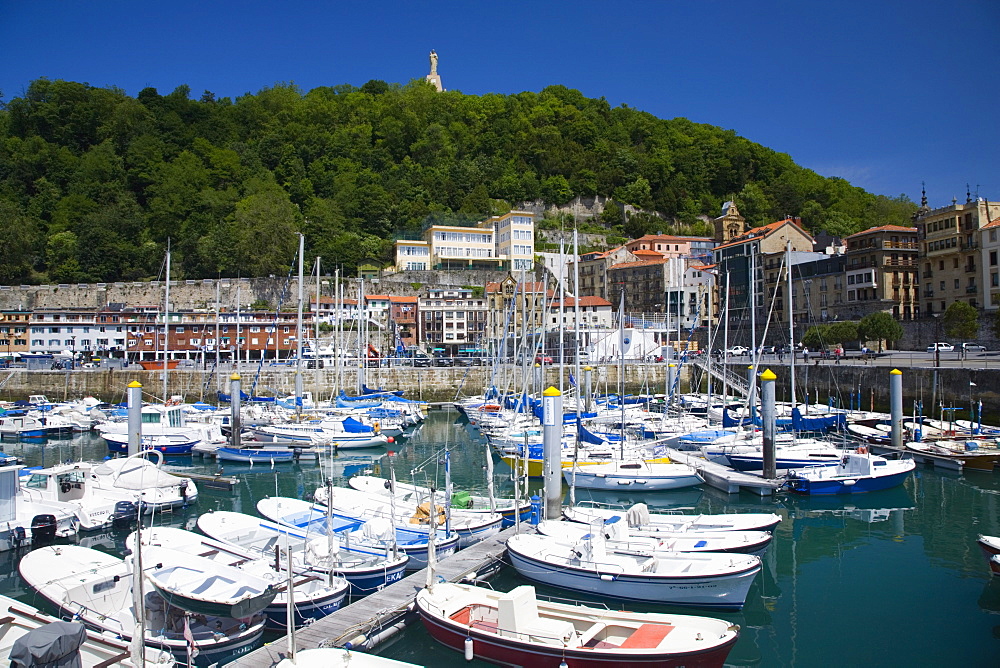 View across the harbour to the wooded slopes of Monte Urgull, San Sebastian, Guipuzcoa, Pais Vasco (Basque Country), Euskadi, Spain, Europe