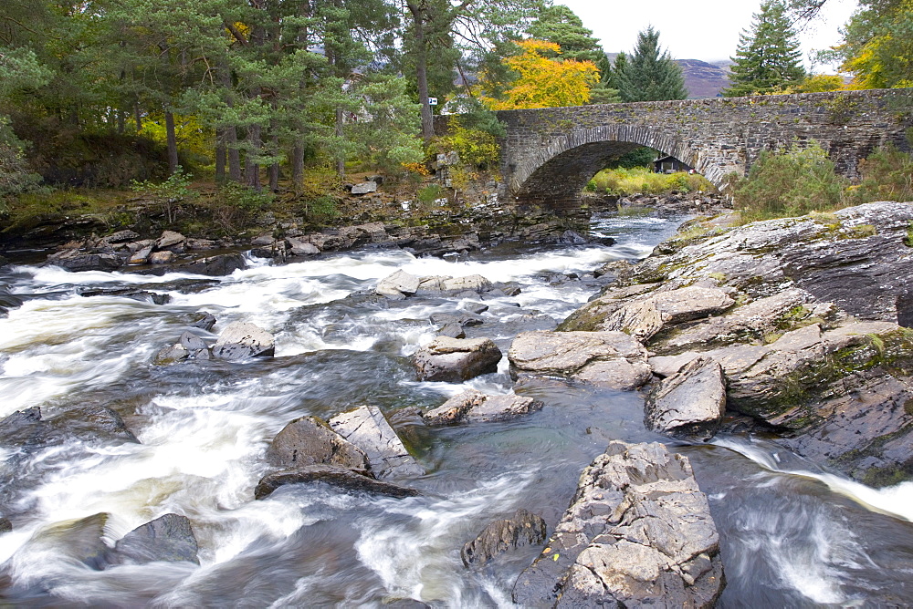 The Falls of Dochart and old stone bridge, Killin, Loch Lomond and the Trossachs National Park, Stirling, Scotland, United Kingdom, Europe