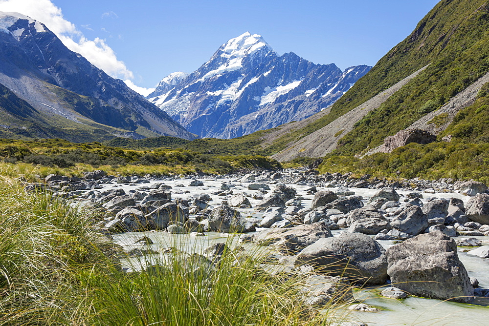 View up the Hooker Valley to Aoraki (Mount Cook), Aoraki (Mount Cook) National Park, UNESCO World Heritage Site, Mackenzie district, Canterbury, South Island, New Zealand, Pacific