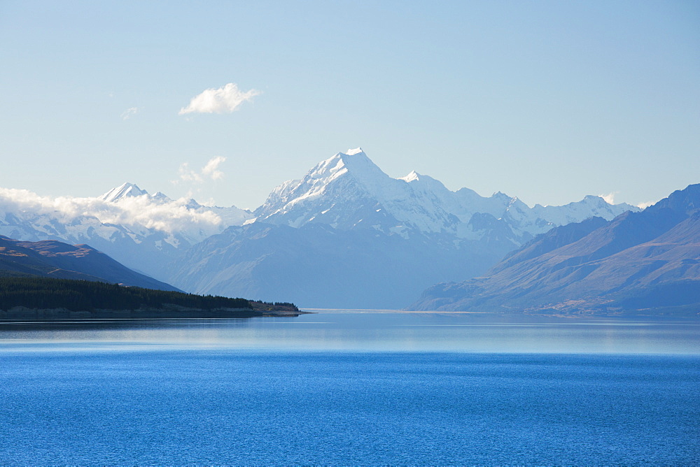 View across tranquil Lake Pukaki to Aoraki  (Mount Cook), near Twizel, Mackenzie district, Canterbury, South Island, New Zealand, Pacific