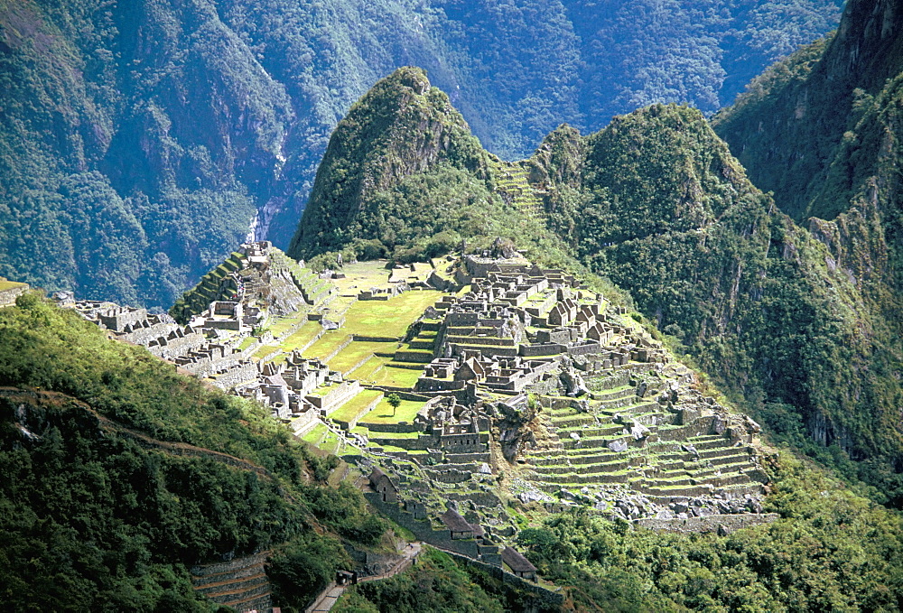 Looking down onto the Inca city from the Inca trail, Machu Picchu, UNESCO World Heritage Site, Peru, South America