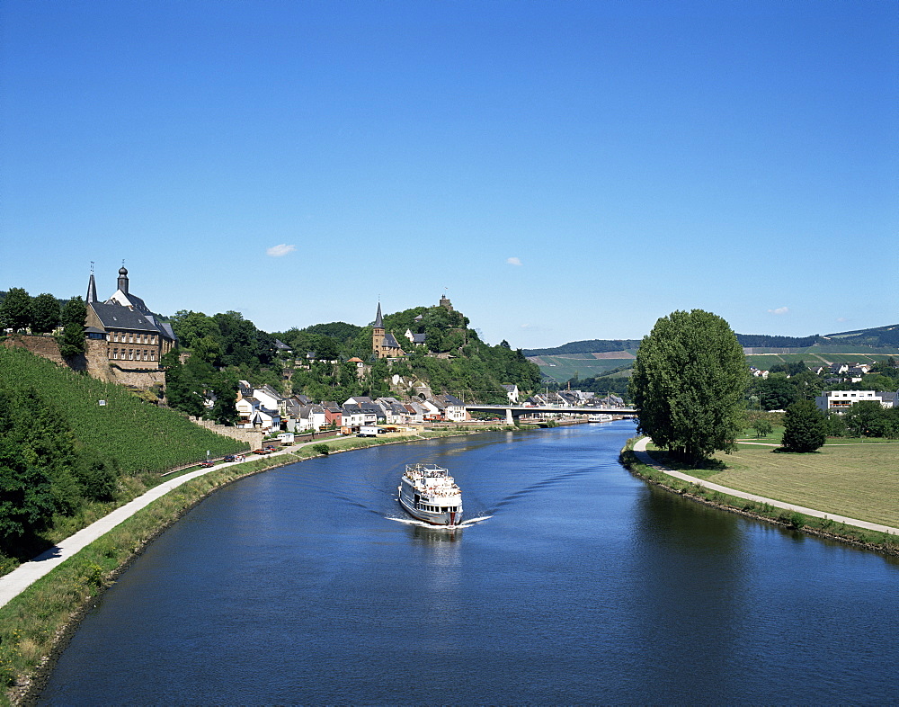 Old town and River Saar, Saarburg, Rheinland-Pfalz (Rhineland Palatinate), Germany, Europe