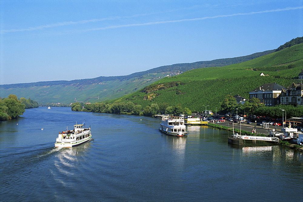 Mosel River valley near Bernkastel-Kues, Rheinland-Pfalz, Germany, Europe