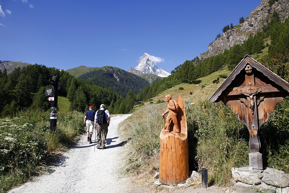 Hikers in front of the Matterhorn, Zermatt, Valais, Swiss Alps, Switzerland, Europe