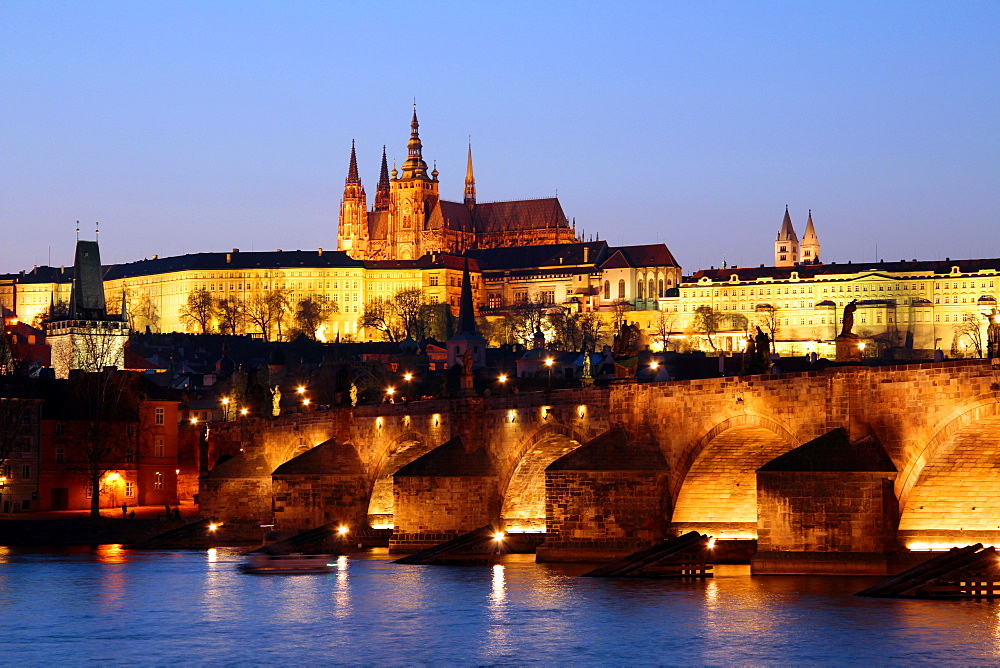 Prague Castle on the skyline and the Charles Bridge over the River Vltava, UNESCO World Heritage Site,Prague, Czech Republic, Europe