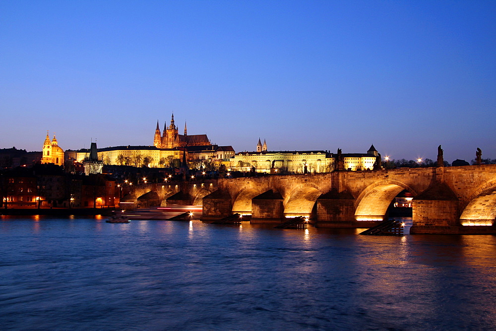 Charles Bridge over the River Vltava, Charles Bridge, UNESCO World Heritage Site, Prague, Czech Republic, Europe