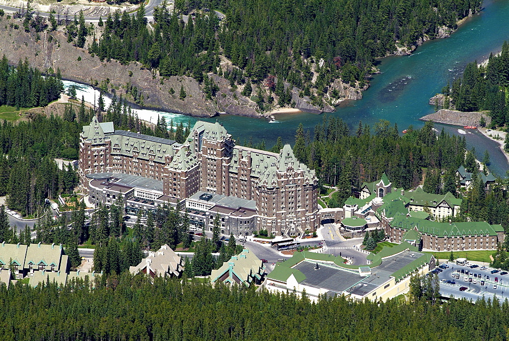 Banff Springs Hotel and Bow River near Banff, Banff National Park, UNESCO World Heritage Site, Alberta, Rocky Mountains, Canada, North America