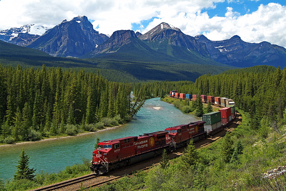 Morants Curve, Bow River, Canadian Pacific Railway, near Lake Louise, Banff National Park, UNESCO World Heritage Site, Alberta, Rocky Mountains, Canada, North America