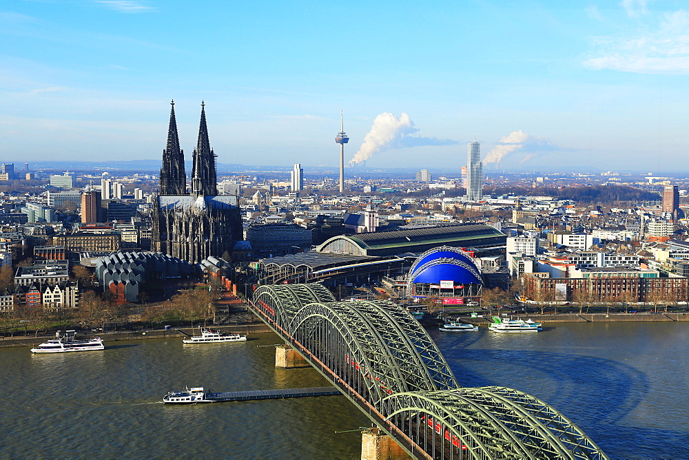 Hohenzollern Bridge with Cologne Cathedral, Cologne, North Rhine-Westphalia, Germany, Europe