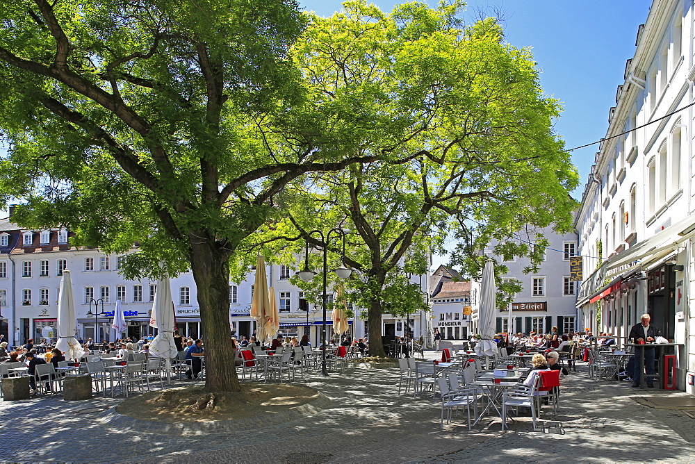 Street cafe on St. Johanner Markt Square in the Old Town, Saarbrucken, Saarland, Germany, Europe