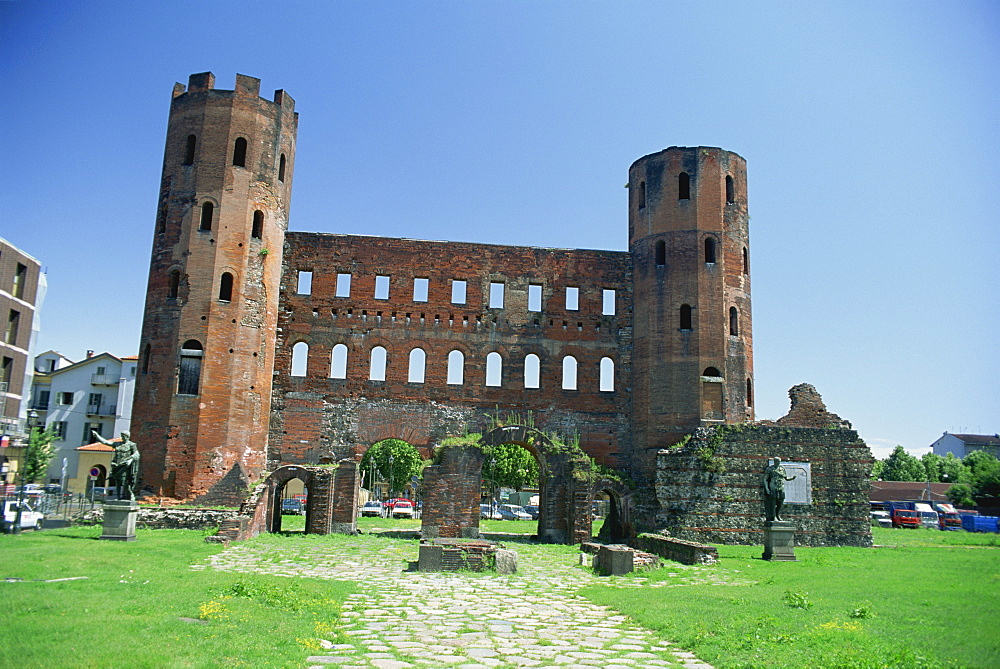 Porta Palatina, Roman towers and archways, each tower has 16 sides, dating from between 100 and 30 BC, Turin, Piemonte, Italy, Europe