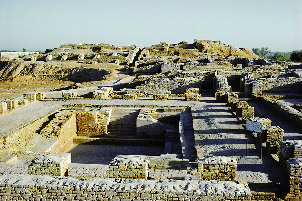 Great Bath of the Citadel from south, Indus Valley civilization, Mohenjodaro, UNESCO World Heritage Site, Sind (Sindh), Pakistan, Asia