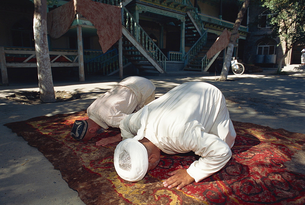 Imam and assistant praying, Central Mosque, Margilan, Uzbekistan, Central Asia, Asia