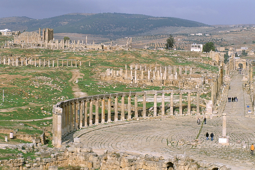 Oval plaza and Cardo (main street), Roman ruins, Jerash (Jarash), Jordan, Middle East