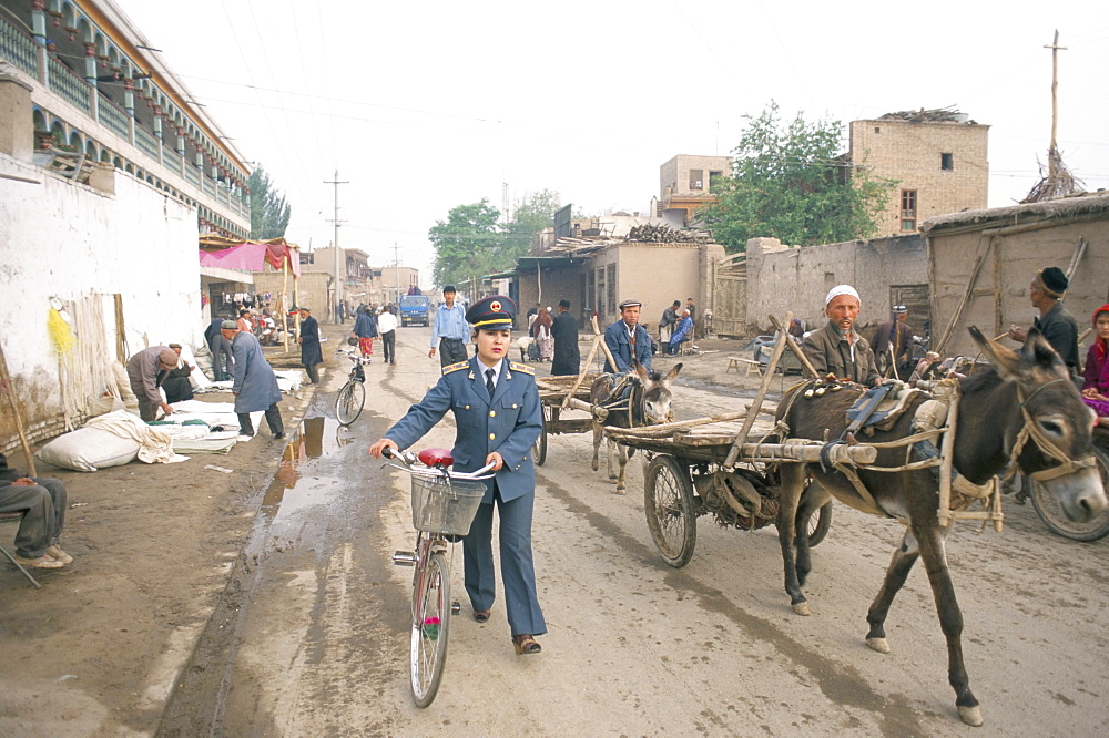 Sunday market, busy high street, Kashi, Xinjiang, China, Asia