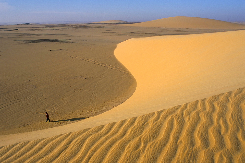 Sand dunes, between Kharga and Dakhla oases, Western Desert, Egypt, North Africa, Africa