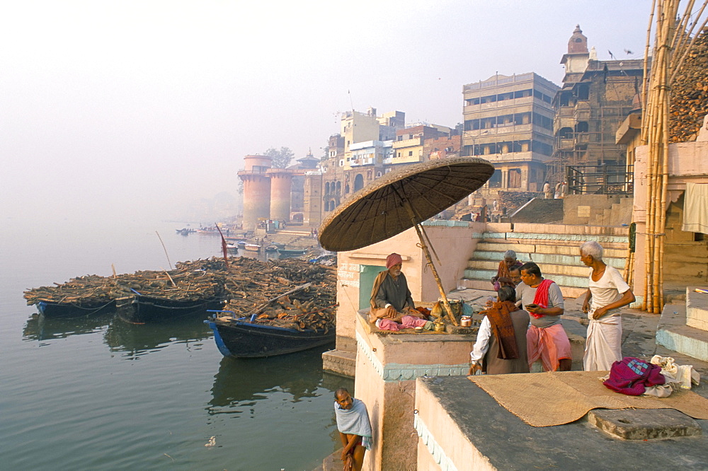 Guru and worshippers at Scindia Ghat, Varanasi (Benares), Uttar Pradesh, India, Asia