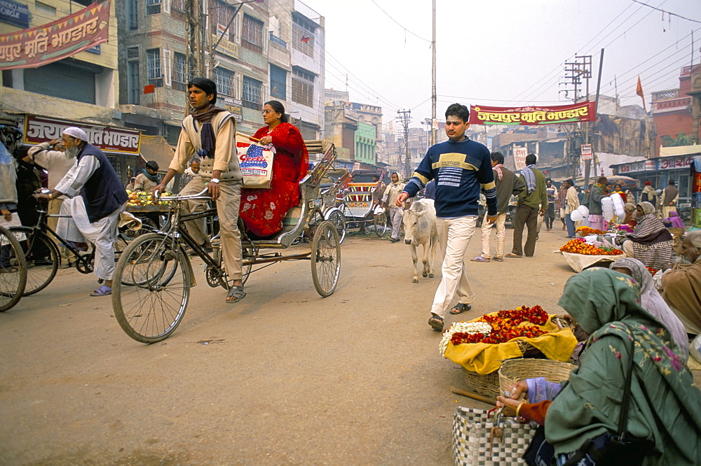 Street scene, main square, Varanasi (Benares), Uttar Pradesh, India, Asia