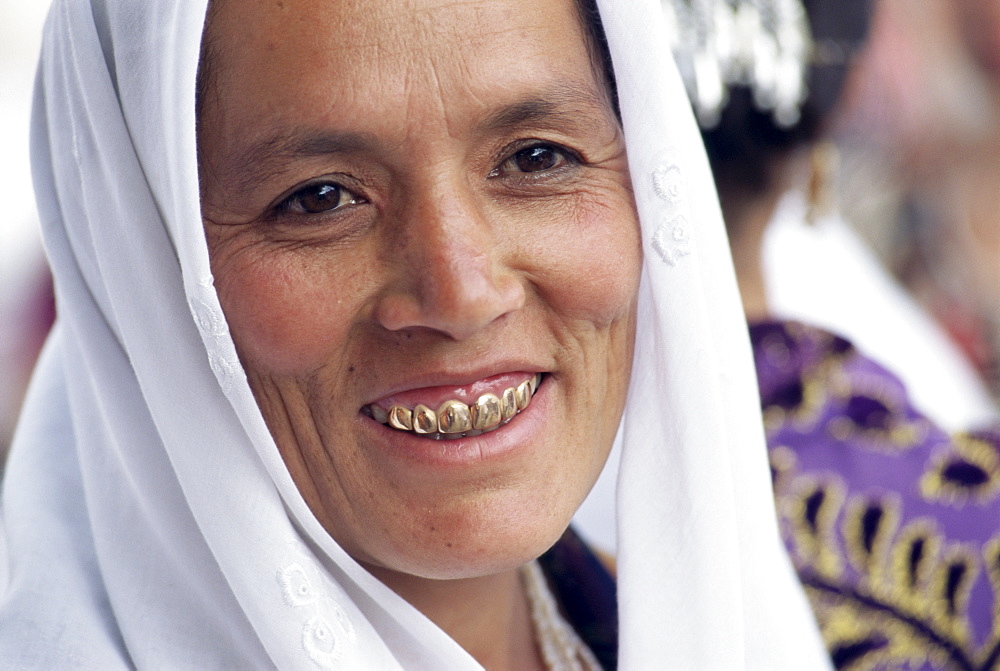 Portrait of an Uzbek woman with gold teeth in the main food market, Samarkand, Uzbekistan, Central Asia, Asia