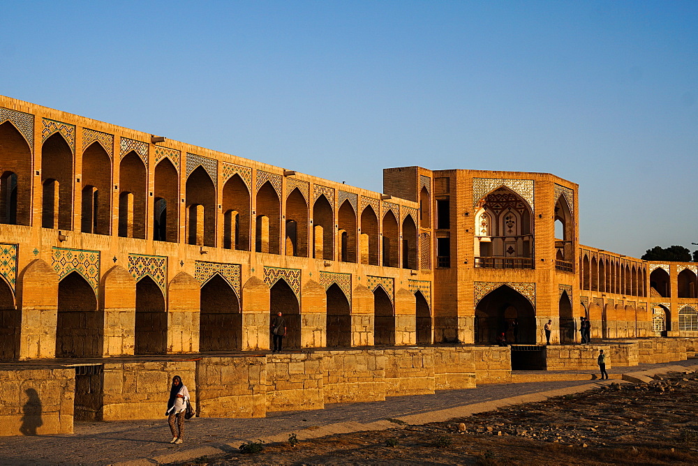 Khajo Bridge built by Shah Abbas in around 1650, a favourite place for young people to meet, Isfahan, Iran, Middle East