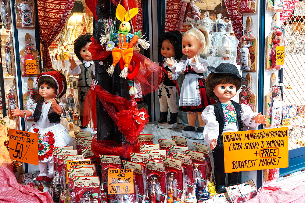 Tourist shop selling paprika, a major ingredient in Hungary's national dish, goulash, Central Market, Budapest, Hungary, Europe