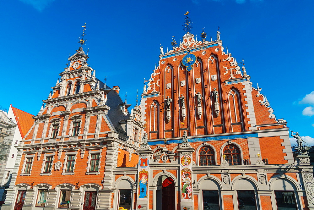 Adjacent Houses of Blackheads (Guildhall) and Schwab House, reconstructed in 1999 as a symbol of national resurgence, UNESCO World Heritage Site, Riga, Latvia, Europe