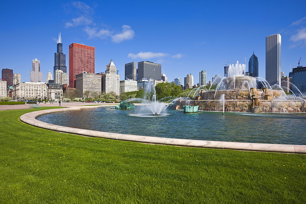 Buckingham Fountain in Grant Park with Sears Tower and South Loop skyline beyond, Chicago, Illinois, United States of America, North America