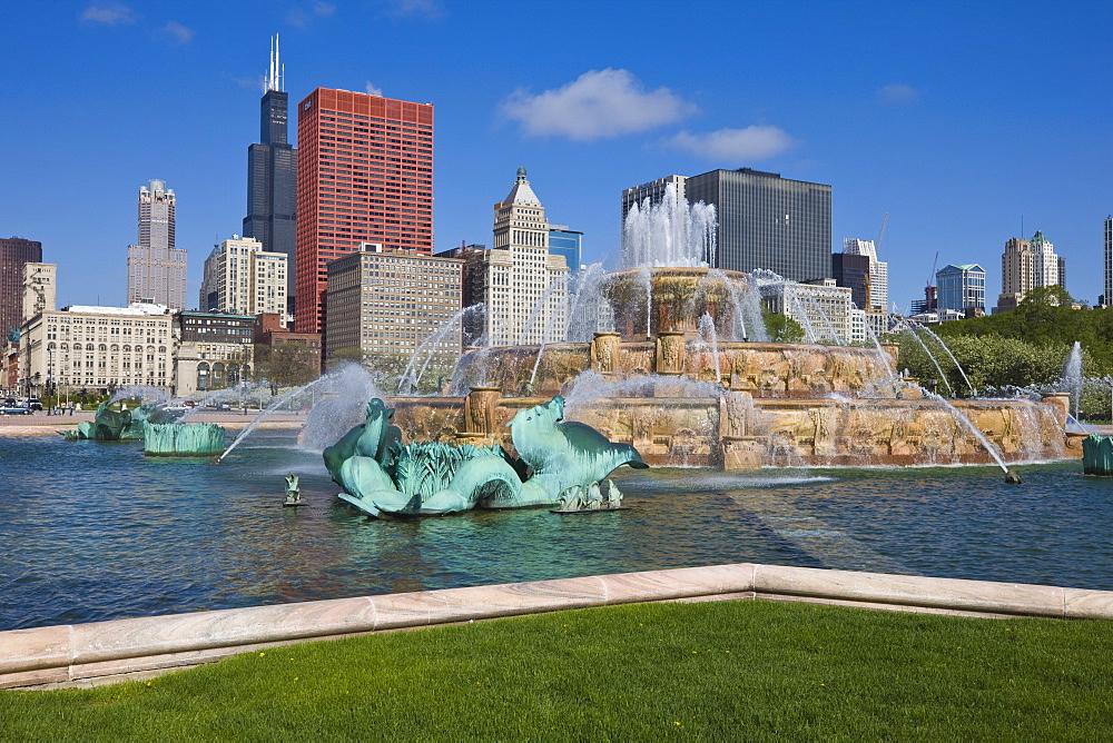 Buckingham Fountain in Grant Park with Sears Tower and skyline beyond, Chicago, Illinois, United States of America, North America