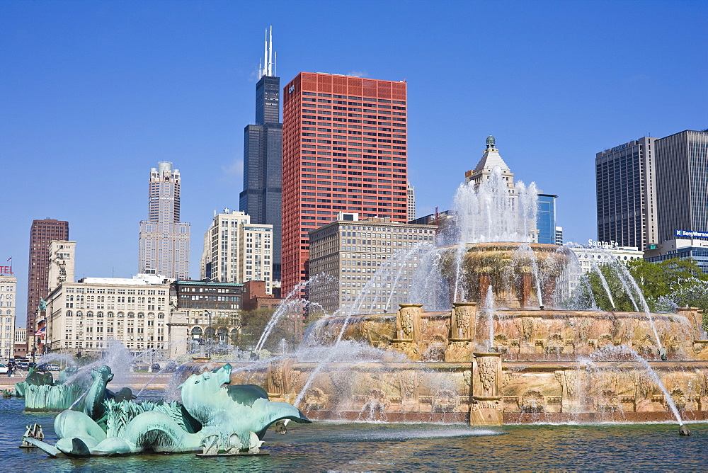 Buckingham Fountain in Grant Park with Sears Tower and skyline beyond, Chicago, Illinois, United States of America, North America