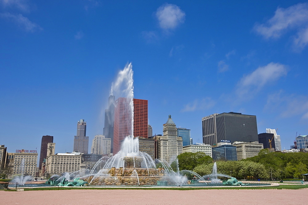 Buckingham Fountain in Grant Park with skyline beyond, Chicago, Illinois, United States of America, North America