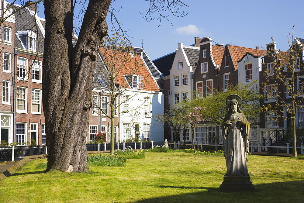 Begijnhof, a beautiful square of 17th and 18th century houses, Amsterdam, Netherlands, Europe