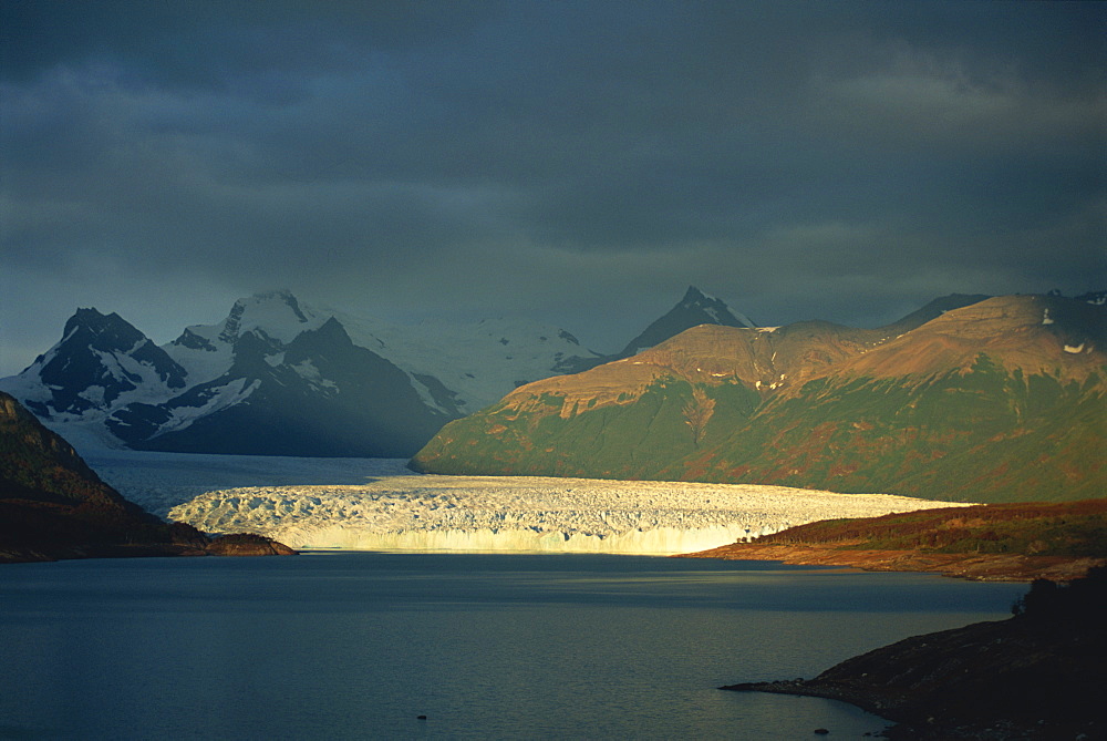 The Perito Moreno Glacier, rare in that it is advancing rather than retreating, Los Glaciares National Park, UNESCO World Heritage Site, Patagonia, Argentina, South America