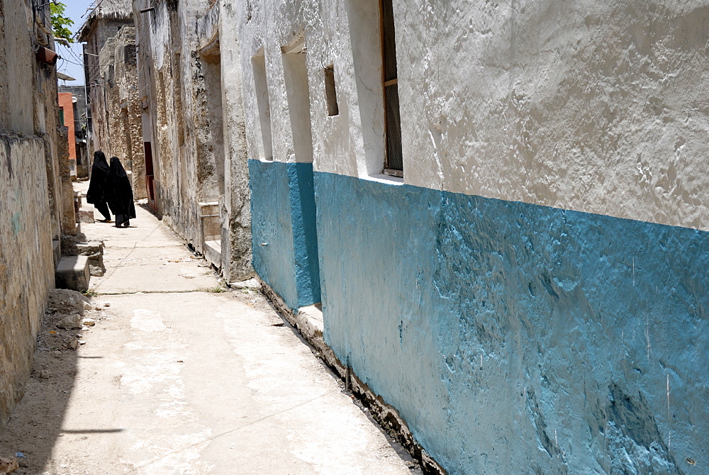 Narrow alley with Moslem women, Old Town, Lamu Island, UNESCO World Heritage Site, Kenya, East Africa, Africa