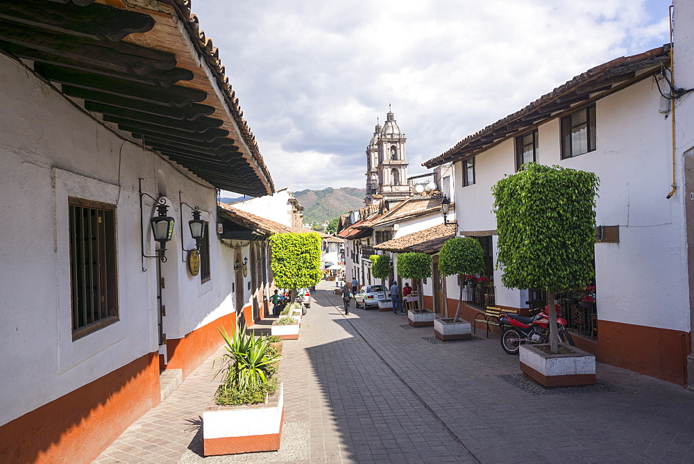 Typical street, in the distance the Parroquia de San Francisco de Assisi, Valle de Bravo, Mexico, North America