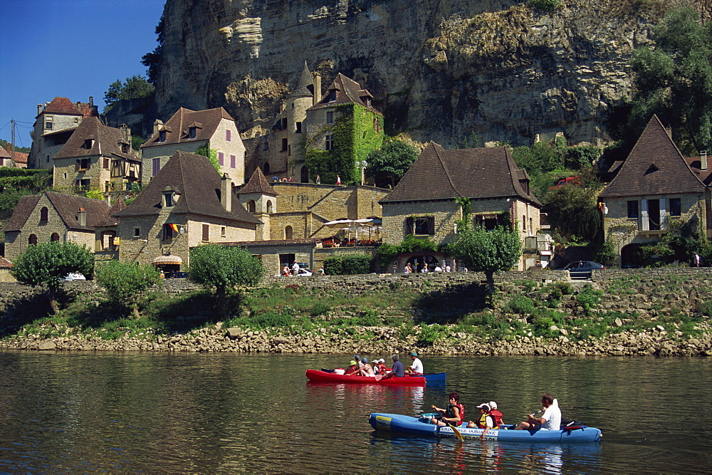 Canoes, La Roque Gageac, Dordogne, France, Europe