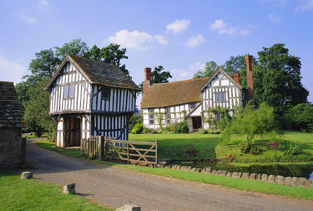 Moated manor house dating from the 14th century, Lower Brockhampton, Hereford & Worcester, England, UK