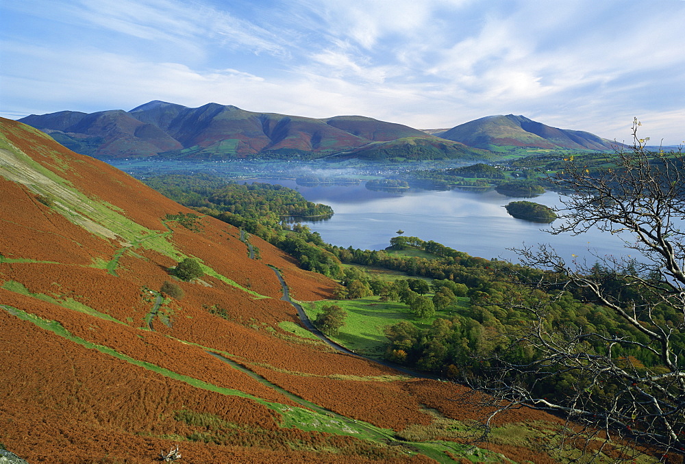 The town of Keswick, beside Derwent Water, with Skiddaw and Blencathra behind, Lake District, Cumbria, England, United Kingdom, Europe