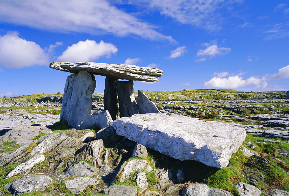 Poulnabrone Dolmen, ancient tomb, The Burren, County Clare, Munster, Republic of Ireland (Eire), Europe