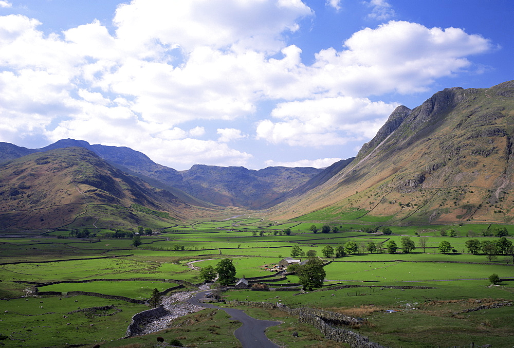 Glacial valley, Mickleden and Langdale Pikes on the right, Langdale Pikes, Lake District National Park, Cumbria, England, United Kingdom, Euorpe