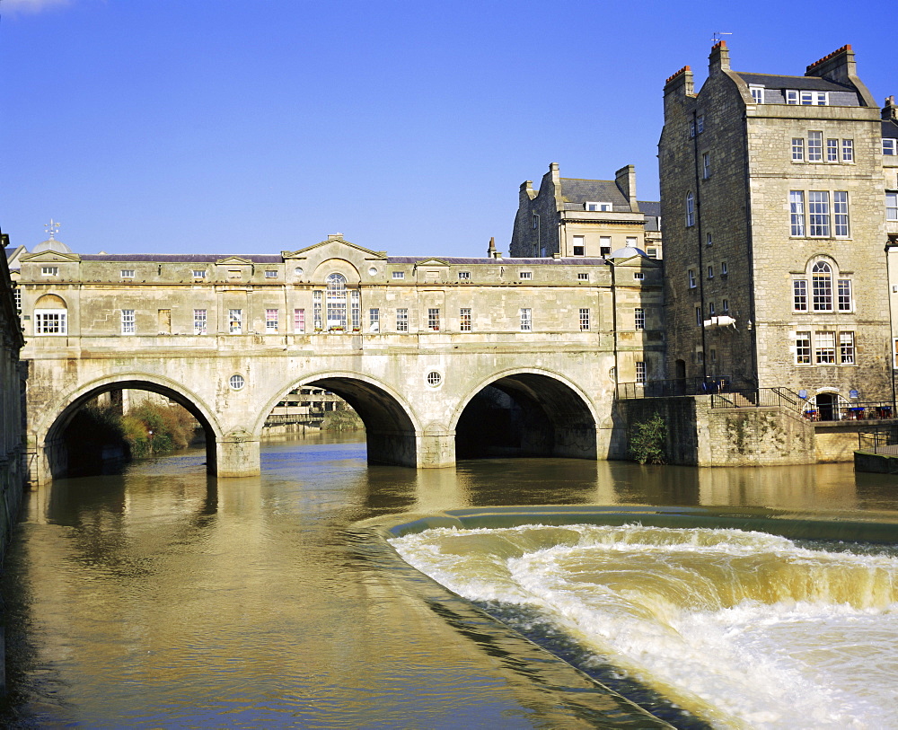 Pulteney Bridge and weir on the River Avon, Bath, Avon, England, UK