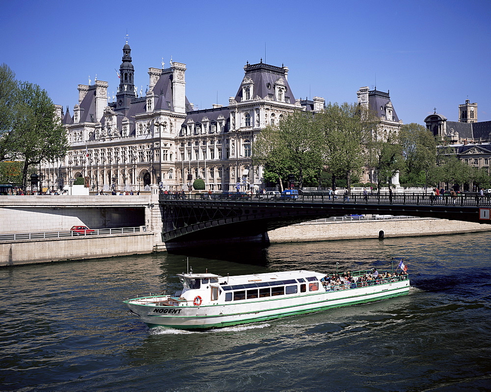 River Seine and Hotel de Ville, Paris, France, Europe