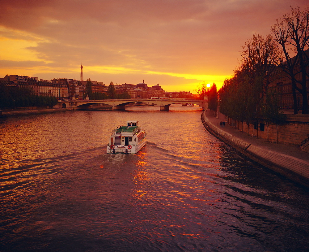 The River Seine and Eiffel Tower in the distance, Paris, France, Europe