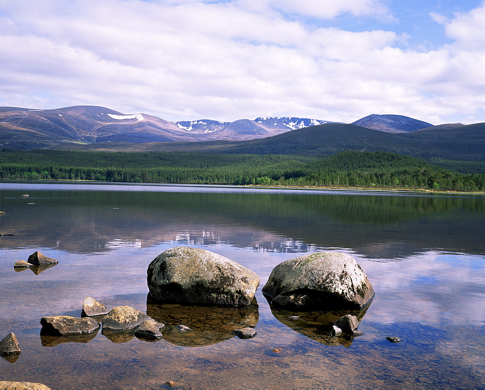 Loch Morlich and the Cairngorms, Aviemore, Highland region, Scotland, United Kingdom, Europe