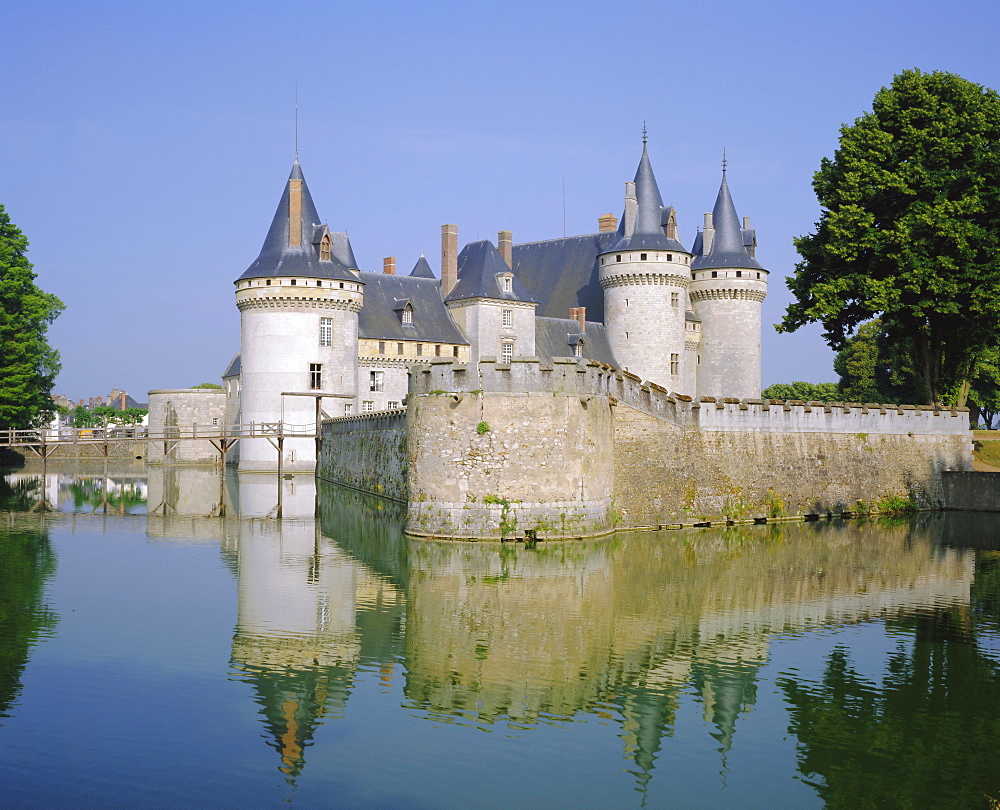 Chateau Sully-sur-Loire, Loire Valley, France, Europe