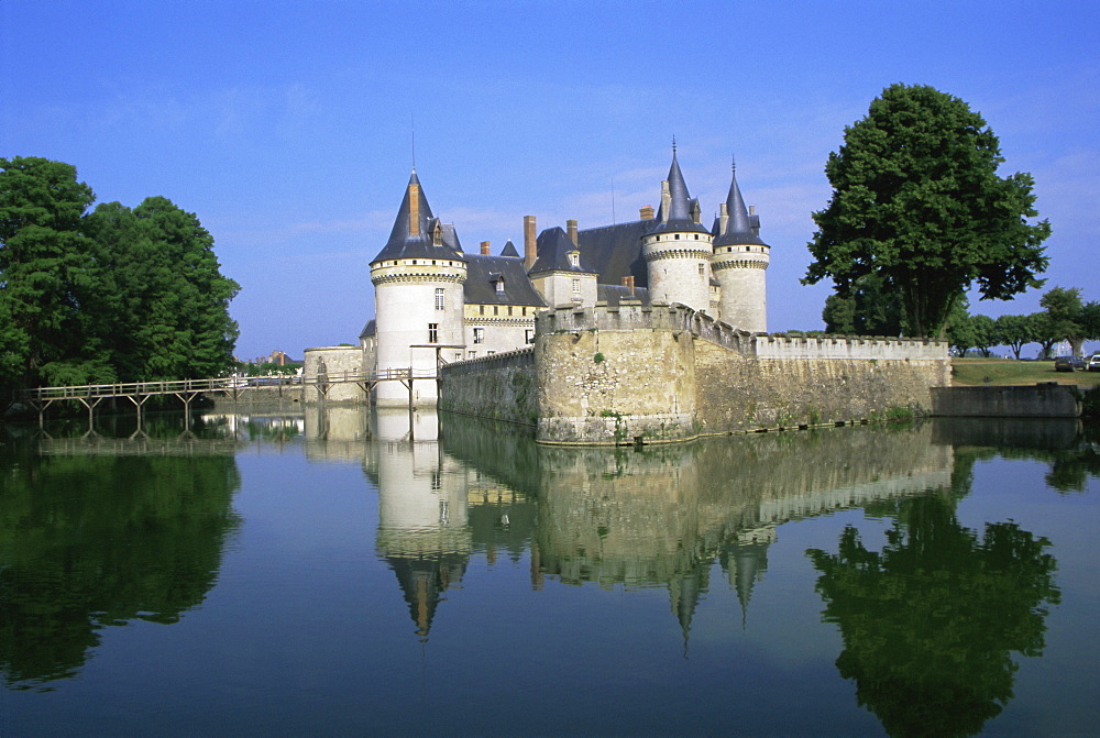 Sully-sur-Loire chateau, Loire Valley, UNESCO World Heritage Site, France, Europe