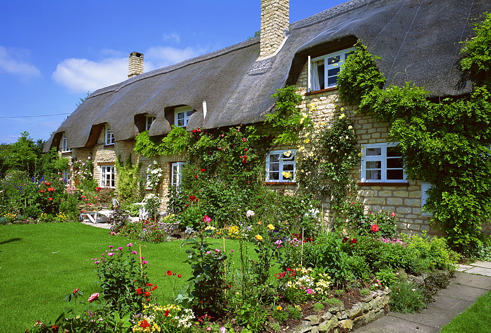 Thatched cottage, Gloucestershire, The Cotswolds, England, United Kingdom, Europe