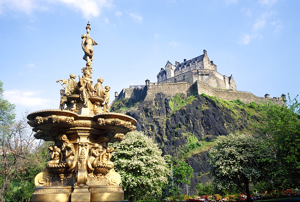 Edinburgh Castle and water fountain, Edinburgh, Lothian, Scotland, UK 